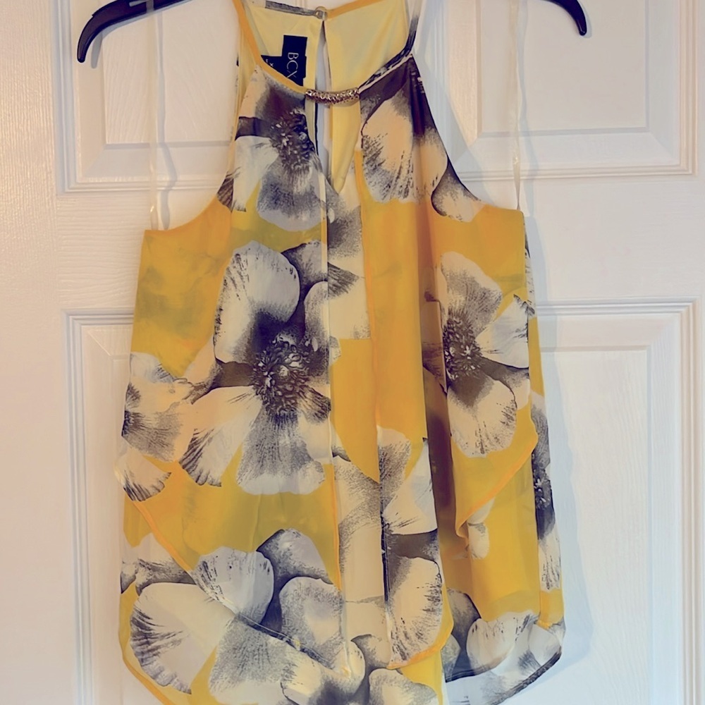 BCX Sleeveless flowy tank lovely detail